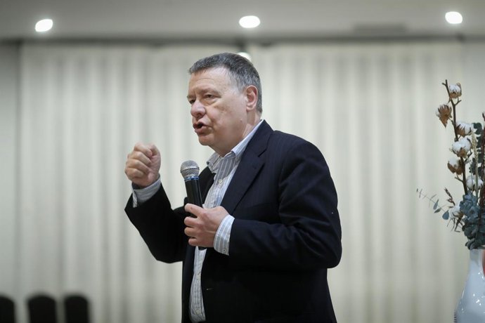 O economista e ex-ministro das Administrações Públicas da Espanha, Jordi Sevilla, participa da XI edição dos Fóruns de Debate organizados pela Fundação Sargadelos e pelo Grupo Voar, em 13 de fevereiro de 2026, em Ribadeo, Lugo, Galícia (Espanha). Os Fórun