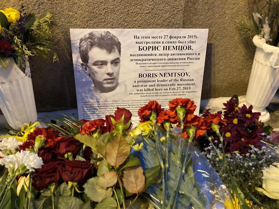 Archivo - 27 de febrero de 2023, Rusia, Moscú: Flores y un cartel informativo sobre el opositor Boris Nemtsov yacen en el puente cercano al Kremlin, donde Nemtsov fue asesinado a tiros el 27 de febrero de 2015.