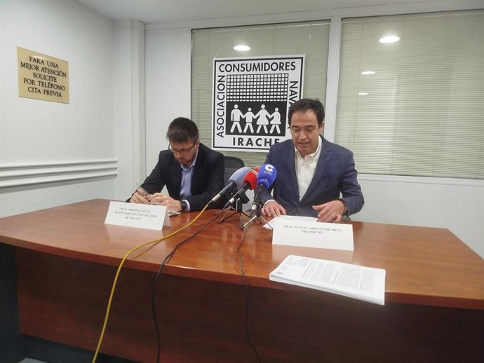 El presidente de Irache, Manuel Arizcun, y el responsable de Comunicación, Alberto Lazcoz