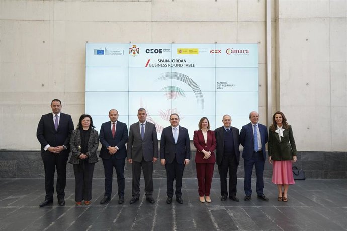 Los ministros de Inversión y Energía y Recursos Minerales, Tareq Abu Ghazaleh y Saleh A. Al-Kharabsheh (centro) durante un encuentro empresarial organizado por la Cámara de Comercio el 27/02/2026.