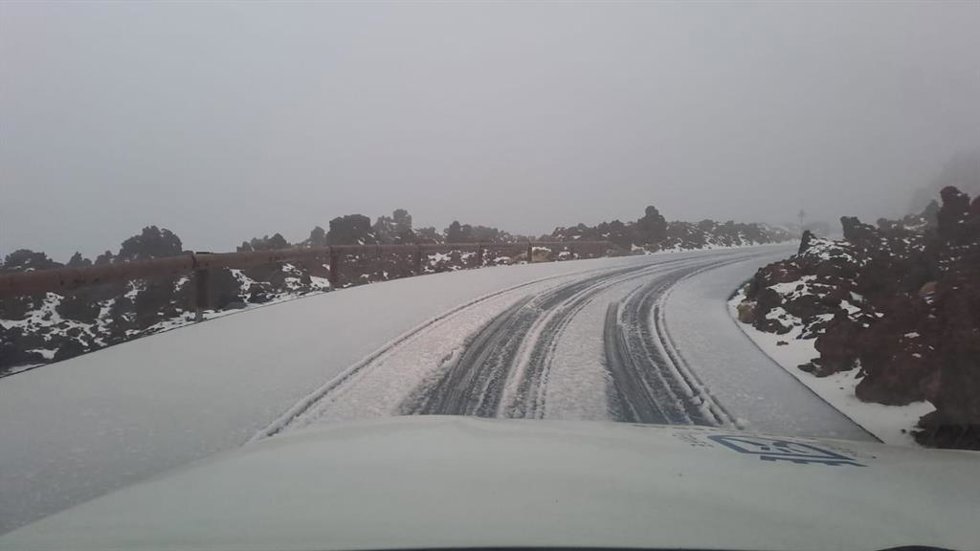 Continúan cerrados los accesos al Teide tras la nevada y restringen el acceso a zonas forestales de Tenerife