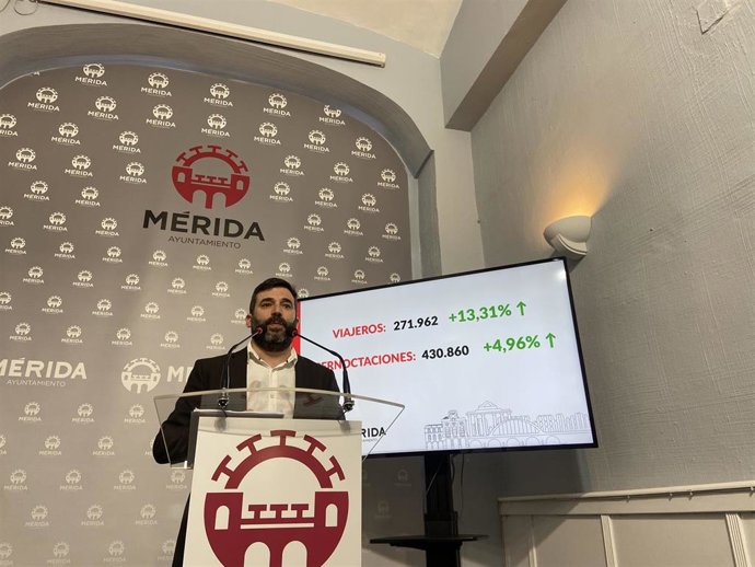 El delegado de Turismo, Felipe González, presenta los datos turísticos de 2025 en Mérida, en una rueda de prensa en el ayuntamiento
