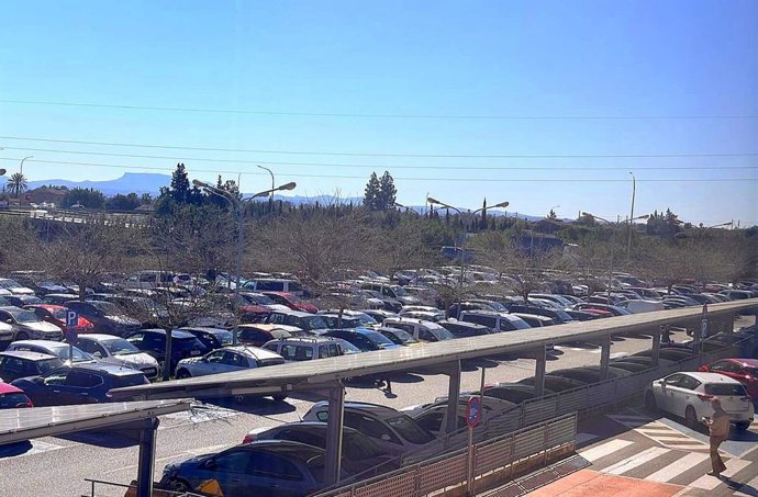 El Instituto Balear de la Energía instalará más de 1.000 placas fotovoltaicas en el aparcamiento del Hospital de Inca.
