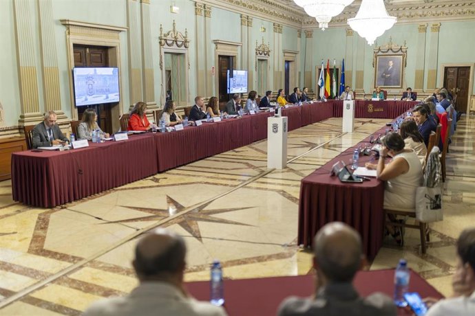 Archivo - Pleno del Ayuntamiento de Huelva.