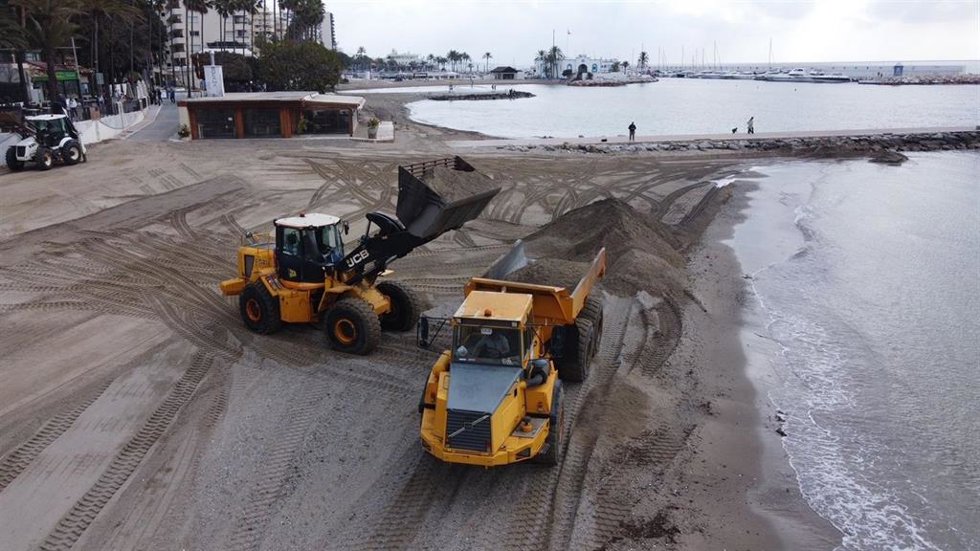 Marbella actúa de urgencia en las playas de El Faro y La Fontanilla tras daños provocados por temporales