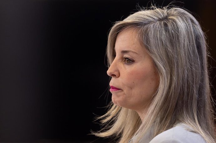 A porta-voz do Sumar no Congresso, Verónica Martínez Barbero, durante uma coletiva de imprensa no Congresso dos Deputados, em 17 de fevereiro de 2026, em Madri (Espanha).