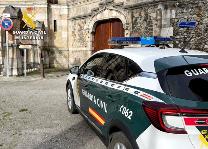 Llegada del vehículo de la Guardia Civil a los Juzgados con el detenido