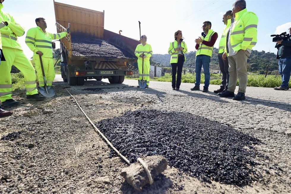 La presidente de la Diputación de Cádiz, Almudena Martínez, visita las obras de reparación de una vía de acceso a Jimena de la Frontera (Cádiz) afectadas por el pasado temporal. A 26 de febrero de 2026 en Jimena de la Frontera, Cádiz (Andalucía, España)