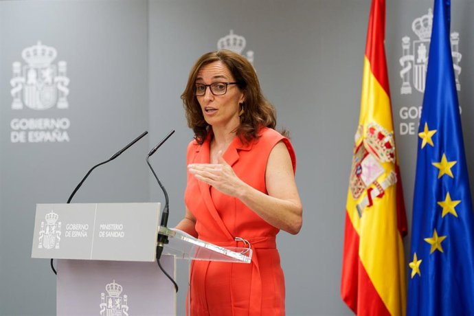 Archivo - La ministra de sanidad, Mónica García, ofrece declaraciones durante una rueda de prensa en el Ministerio de Sanidad, a 30 de julio de 2025, en Madrid (España). 
