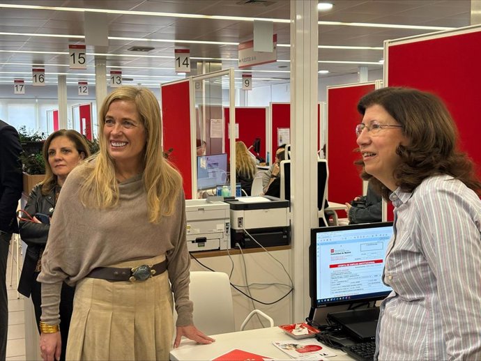 La consejera de Economía, Hacienda y Empleo, Rocío Albert, visita la sede de Moratalaz, que ha sido modernizada con el plan de actualización regional.