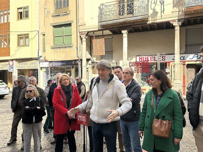 El candidato del PSOE a la Presidencia de la Junta de Castilla y León, Carlos Martínez,  esta mañana en Aranda de Duero (Burgos).
