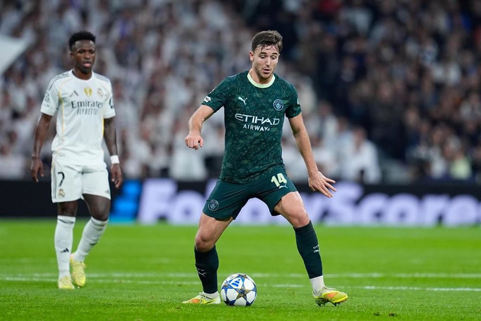 Archivo - El mediocentro español Nico González (Manchester City) ante el Real Madrid en la Champions. 