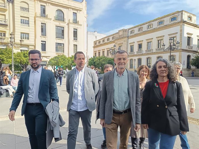 El coordinador federal de IU y candidato de Por Andalucía a las elecciones andaluzas, Antonio Maíllo, en la Plaza de las Tendillas de Córdoba este viernes, 27 de febrero de 2026.