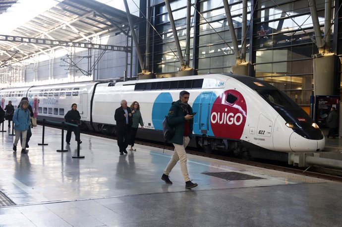 Archivo - El nuevo tren de alta velocidad Ouigo a su llegada a la estación María Zambrano. A 15 de enero de 2025 en Málaga, Andalucía (España). La delegada del Gobierno andaluz en Málaga, Patricia Navarro; el subdelegado del Gobierno en Málaga, Javier Sal