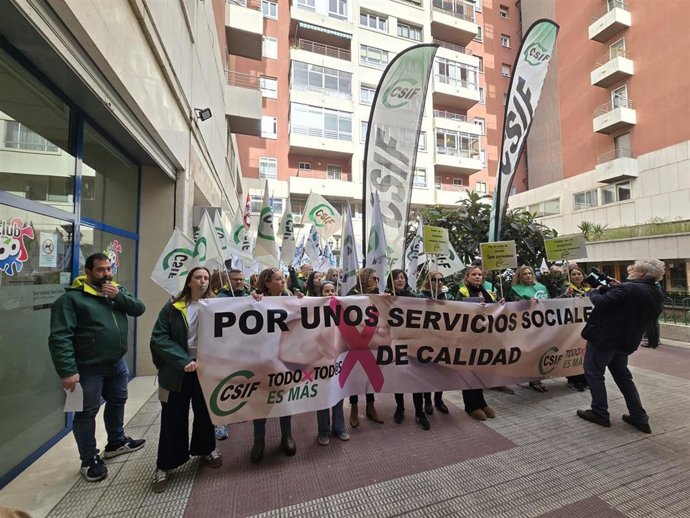El presidente del sector autonómico de Administración General de la Junta (AGCYL), Agustín Argulo; y la delegada Noelia Rodríguez participan en la concentración celebrada este viernes en Valladolid