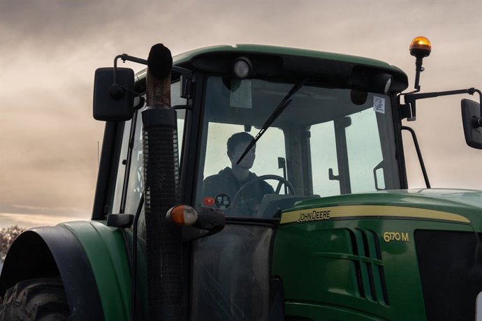 Archivo - Un tractor durante un corte de carretera en Barcelona. 