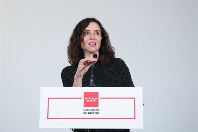 Archivo - La  presidenta de la Comunidad de Madrid, Isabel Díaz Ayuso (d), interviene durante la apertura de la exposición Des-caradas. Mujeres históricas vistas con los ojos de hoy, a 15 de enero de 2026,