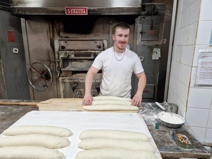 Estudiantes franceses se forman en panadería y pastelería tradicional valenciana