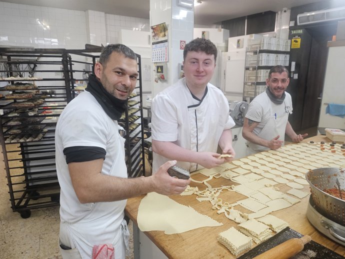 Varios de los estudiantes en la formación