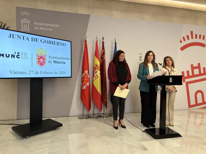 Vicealcaldesa y ediles en un evento