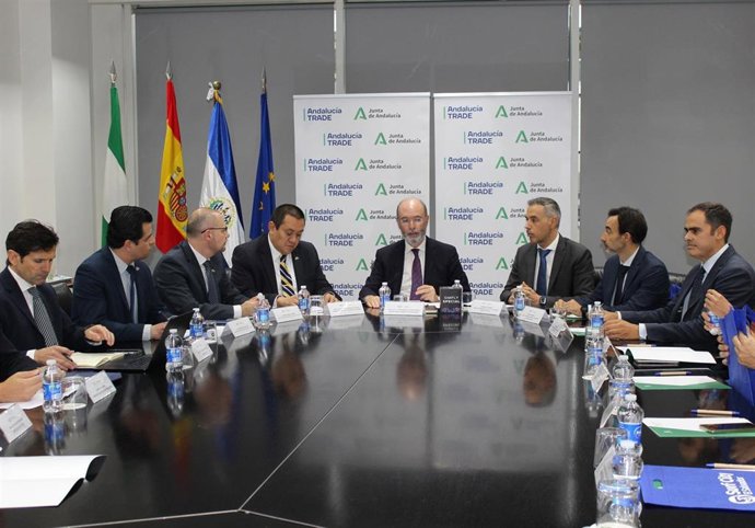 Archivo - Imagen de archivo de un encuentro entre la Junta de Andalucía con la embajada de El Salvador en la sede de Andalucía Trade.