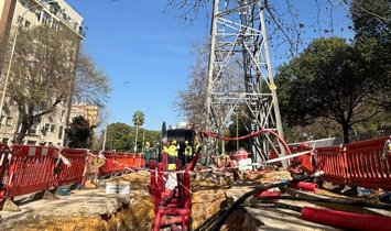 Operario de Endesa inician los trabajos de soterramiento de un tramo de la línea aérea de alta tensión que discurre por la avenida Asociaciones de Vecinos.