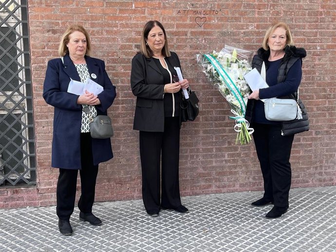 Las hermanas Loli, Puri y Paqui García Caparrós depositan un ramo de flores con la bandera de Andalucía en el lugar que recuerda el asesinato de su hermano, Manuel José, que tenía 18 años cuando le dispararon en una manifestación pro autonómica en 1977.