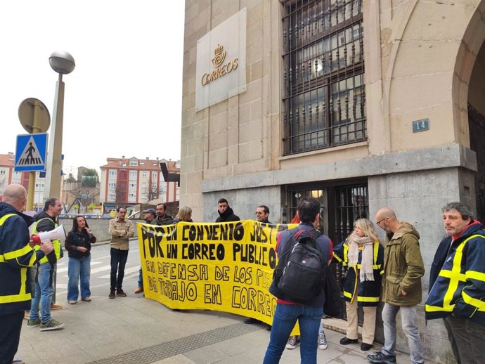 Segunda jornada de huelga en Correos Torrelavega