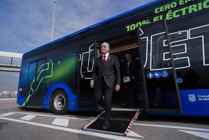El alcalde de Málaga, Francisco de la Torre, junto al concejal delegado de Economía, Hacienda y Fondos de la UE, Carlos Conde, presenta los nuevos autobuses sostenibles que se incorporan a la flota de la EMT.