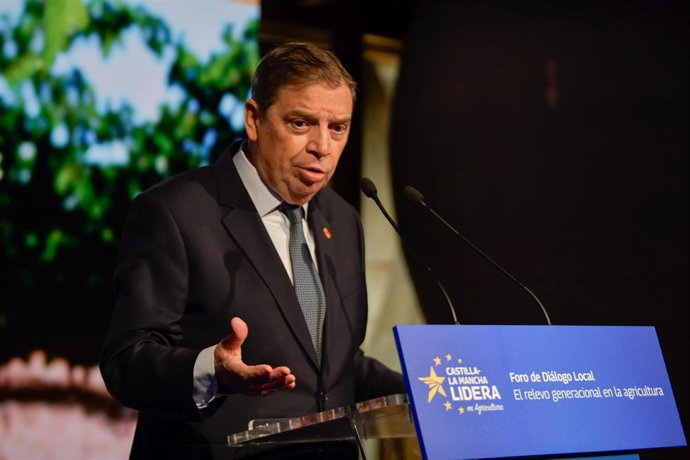 El ministro de Agricultura, Pesca y Alimentación, Luis Planas, durante el 'Foro de Diálogo Local: El relevo generacional en la agricultura’, en la Antigua Bodega Los Llanos, a 27 de febrero de 2026, en Valdepeñas, Ciudad Real, Castilla-La Mancha (España).