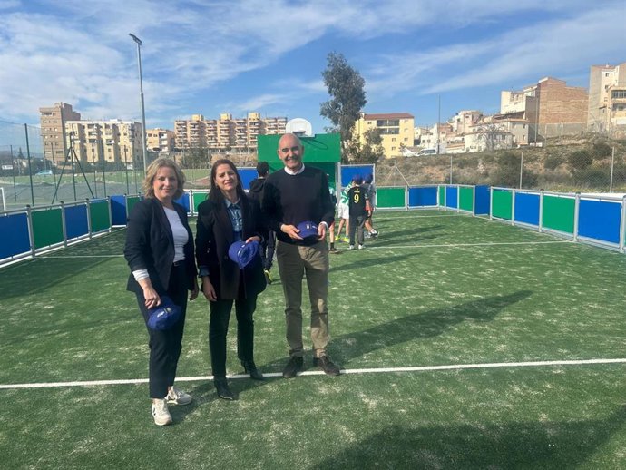 La alcaldesa de Albox, María del Mar Alfonso, y la diputada de Deportes de Almería, María Luisa Cruz, durante la inauguración de la nueva pista multideporte del Centro de Agua y Salud.
