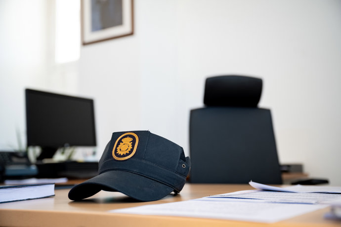 Una gorra de la Policía Nacional  durante una entrevista para Europa Press, a 26 de abril de 2023, en Las Palmas de Gran Canaria, Gran Canaria, Canarias (España).