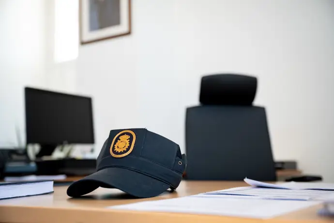 Gorra de la Policía Nacional durante una entrevista en Las Palmas de Gran Canaria, el 26 de abril de 2023.