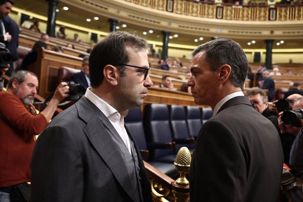 El presidente del Gobierno, Pedro Sánchez (d), y el ministro de Economía y Comercio, Carlos Cuerpo .
