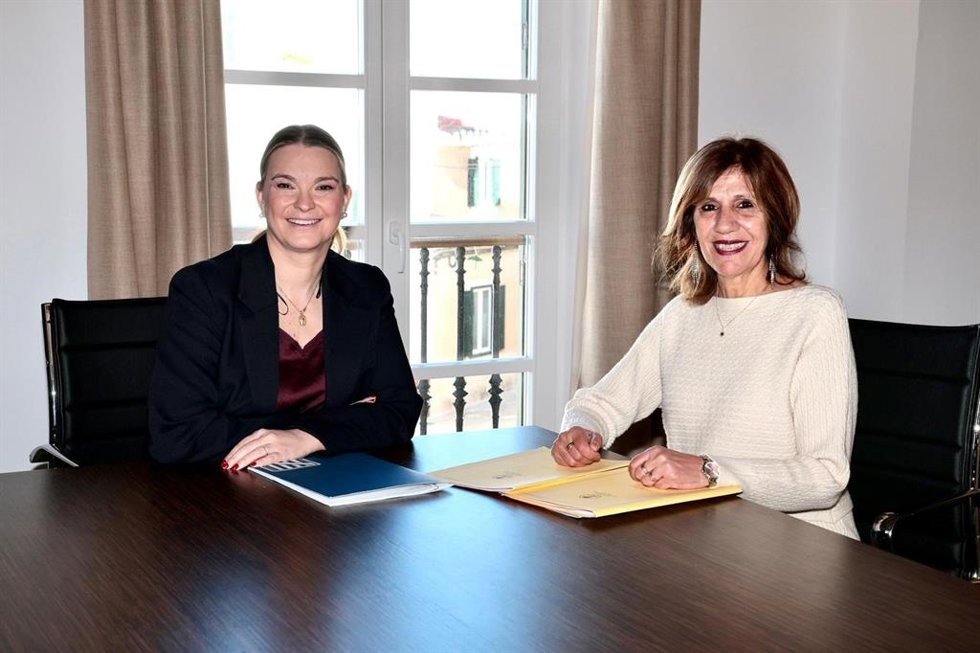 La presidenta del Govern, Margalida Prohens, en su reunión con la alcaldesa de Es Migjorn Gran, Antnia Camps, en el Ayuntamiento, el pasado miércoles