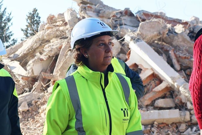 La presidenta de la Diputación de Toledo, Concepción Cedillo,visita las obras de demolición del pabellón 3 de la Residencia Social Asistida "San José".