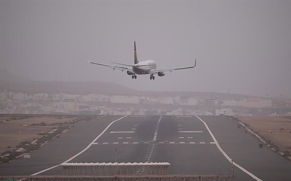 Archivo - Un avión despega en el aeropuerto de Fuerteventura con calima, a 27 de diciembre de 2022, en Fuerteventura, Las Palmas, Islas Canarias (España).