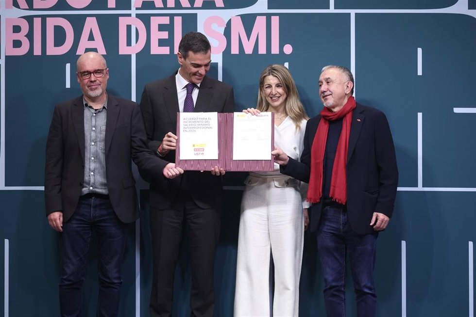 (I-D) El secretario general de CCOO, Unai Sordo; el presidente del Gobierno, Pedro Sánchez; la vicepresidenta segunda y ministra de Trabajo, Yolanda Díaz, y el secretario general de UGT, Pepe Álvarez, durante la firma para la subida del SMI de  2026