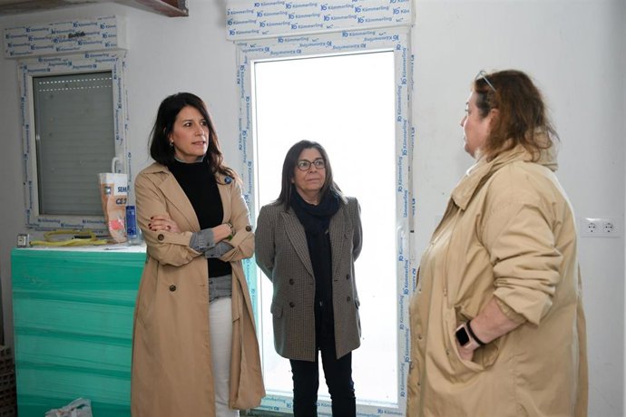 La conselleira de Vivienda, María Martínez Allegue, visita las obras de una de las viviendas que recibió ayudas