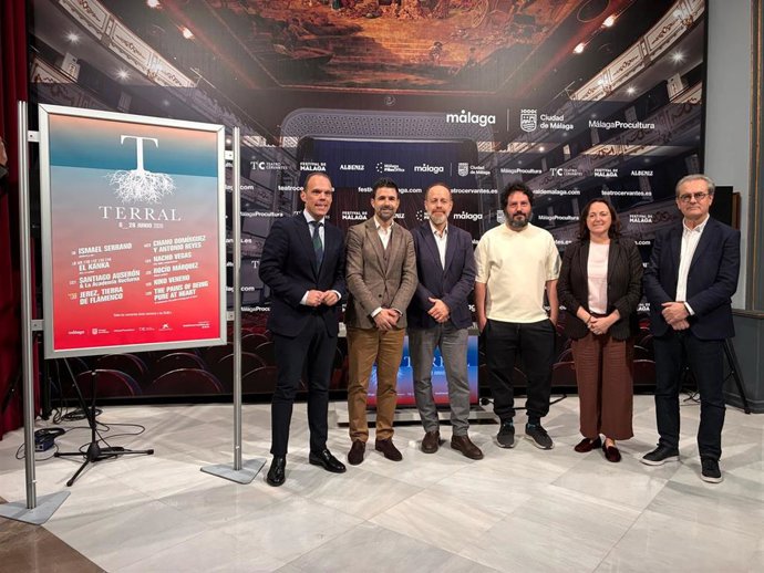 La edil de Cultura, Mariana Pineda; el director del Teatro Cervantes, Juan Antonio Vigar; representantes de Fundación 'la Caixa' y de CaixaBank; y el cantautor malagueño El Kanka, han presentado la nueva edición del festival veraniego Terral.