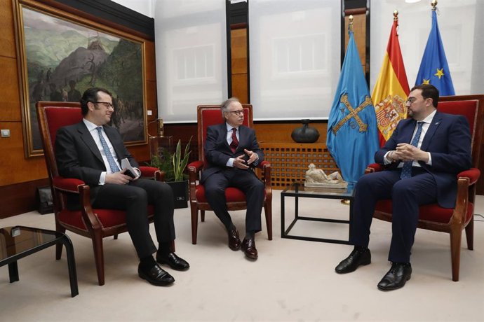 El presidente del Principado de Asturias, Adrián Barbón, recibe a los vocales asturianos del CGPJ, Bernardo Fernández y Alejandro Abascal.