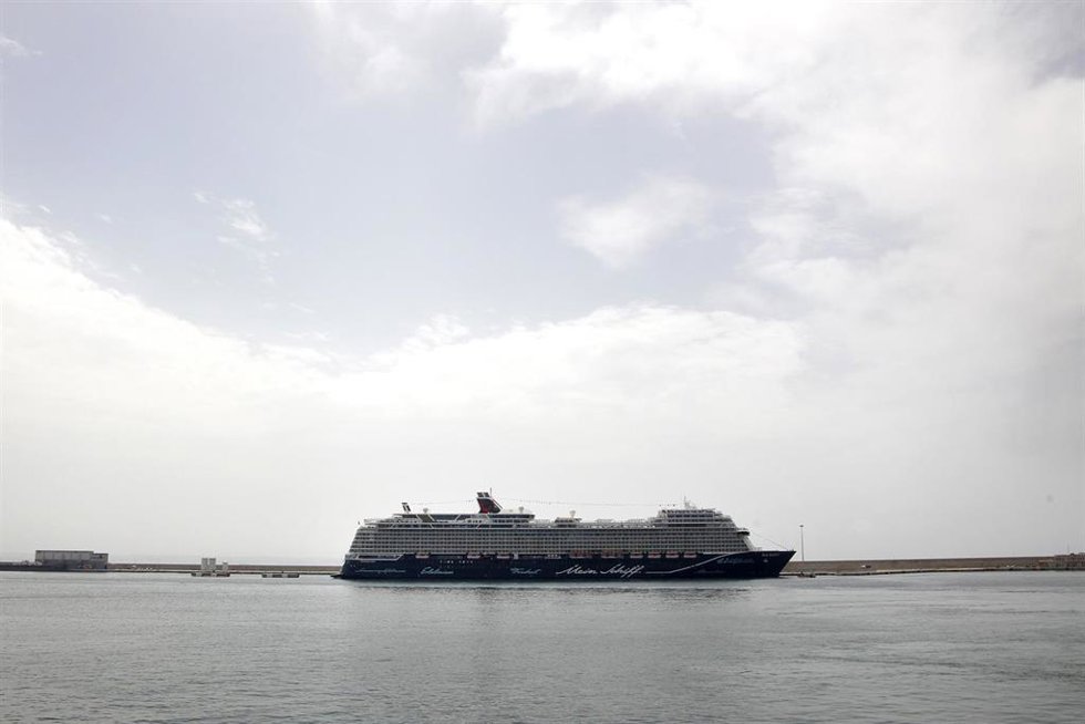 Archivo - El buque 'Mein Schiff 2', el primer crucero que visita Baleares en 2021, a su llegada a la Estación Marítima del Puerto de Palma, a 17 de junio de 2021, en Palma de Mallorca, Islas Baleares (España).