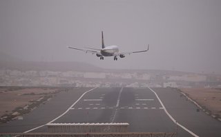 Archivo - Un avión despega en el aeropuerto de Fuerteventura con calima, a 27 de diciembre de 2022, en Fuerteventura, Las Palmas, Islas Canarias (España). El viento de hoy ha causado más de 125 incidentes, como caídas de ramas de árboles, palmeras, postes