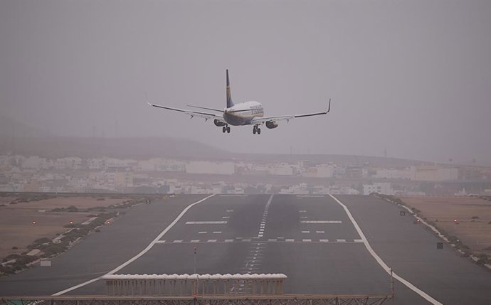 Archivo - Un avión despega en el aeropuerto de Fuerteventura con calima, a 27 de diciembre de 2022, en Fuerteventura, Las Palmas, Islas Canarias (España). El viento de hoy ha causado más de 125 incidentes, como caídas de ramas de árboles, palmeras, postes