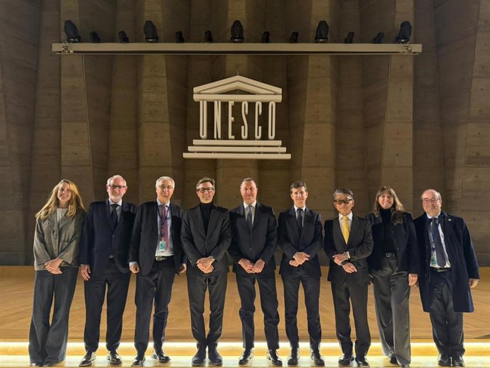 Delegación encabezada por el presidente de la Boqueria, Jordi Mas y la Comisionada de Promoción Económica, Comercio y Restauración del ayuntamiento de Barcelona, Nadia Quevedo, en la sede de la Unesco en París