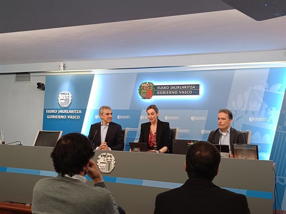 La consejera de Gobernanza, Administración Digital y Autogobierno, Maria Ubarretxena, acompañada del viceconsejero de Administración Digital, Agustín Zubillaga, y el director de Atención a la Ciudanía e Innovación Administrativa, Sabino San Vicente