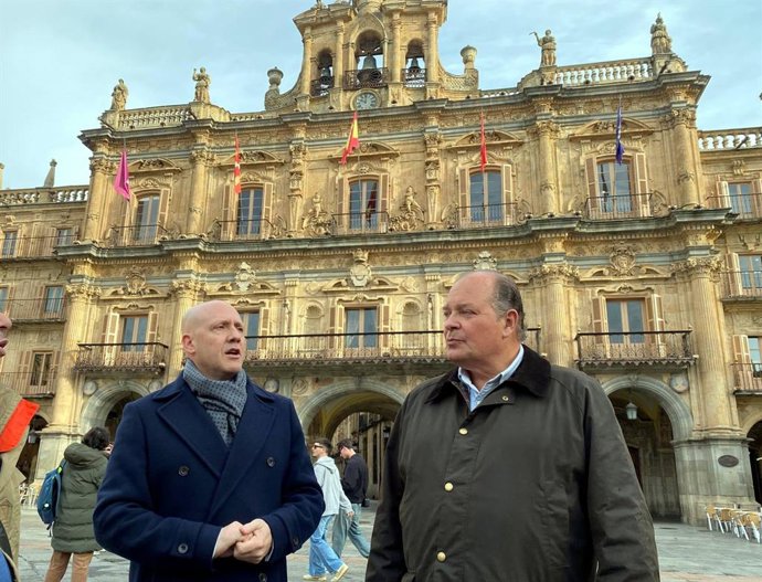 El presidente de Vox Salamanca, Carlos Menéndez (i), y el concejal Ignacio Rivas (d).