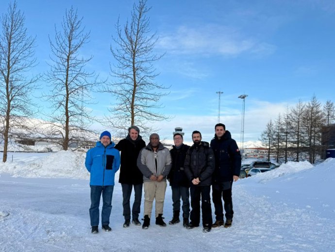 Los investigadores Pablo Morello e Hristofor Miho junto a miembros del COI y de la FAO durante el viaje.