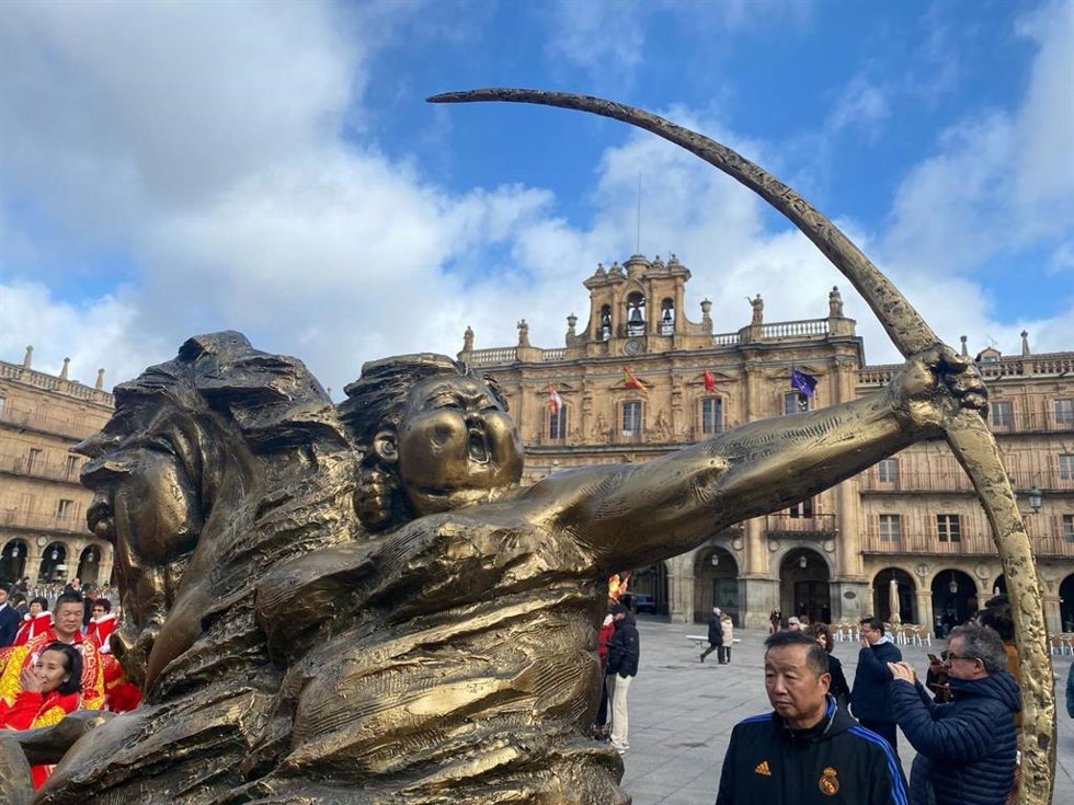Escultura del artista chino Xu Hongfei, instalada en la Plaza Mayor con motivo del Año Nuevo Chino en Salamanca.