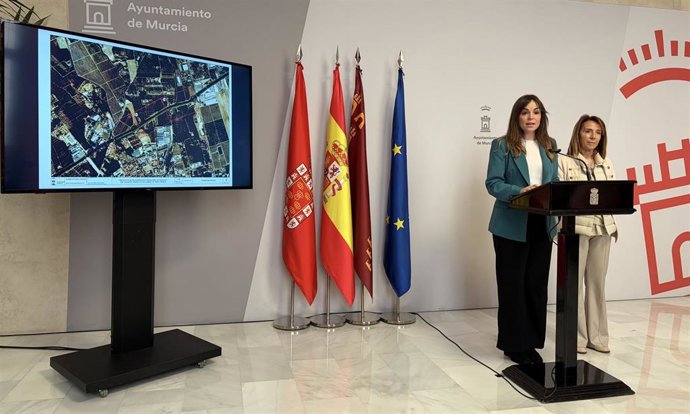 La vicealcaldesa y portavoz del equipo de Gobierno del Consistorio, Rebeca Pérez, junto a la edil Belén López